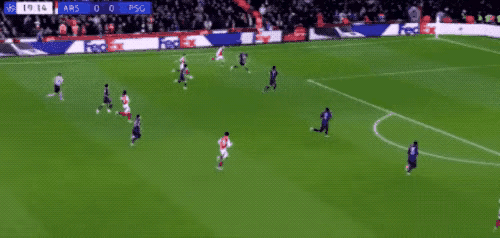 曼城逆转曼联，莱万点燃赛场