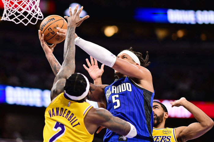 公牛绝杀辽宁队,布克统治全场 公牛绝杀辽宁队,布克统治全场