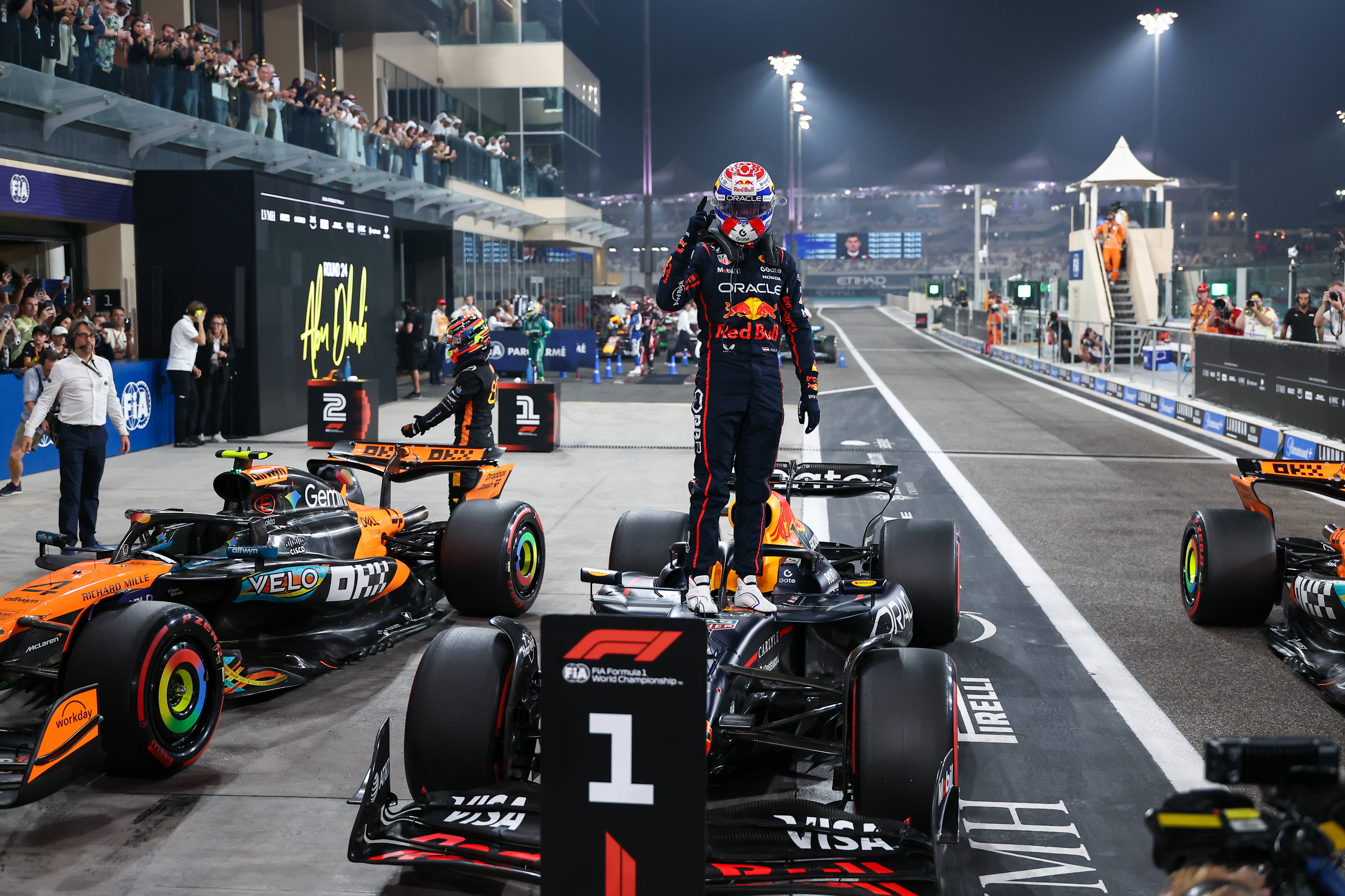 梅赛德斯险胜红牛车队，皮亚斯特里扛起全队