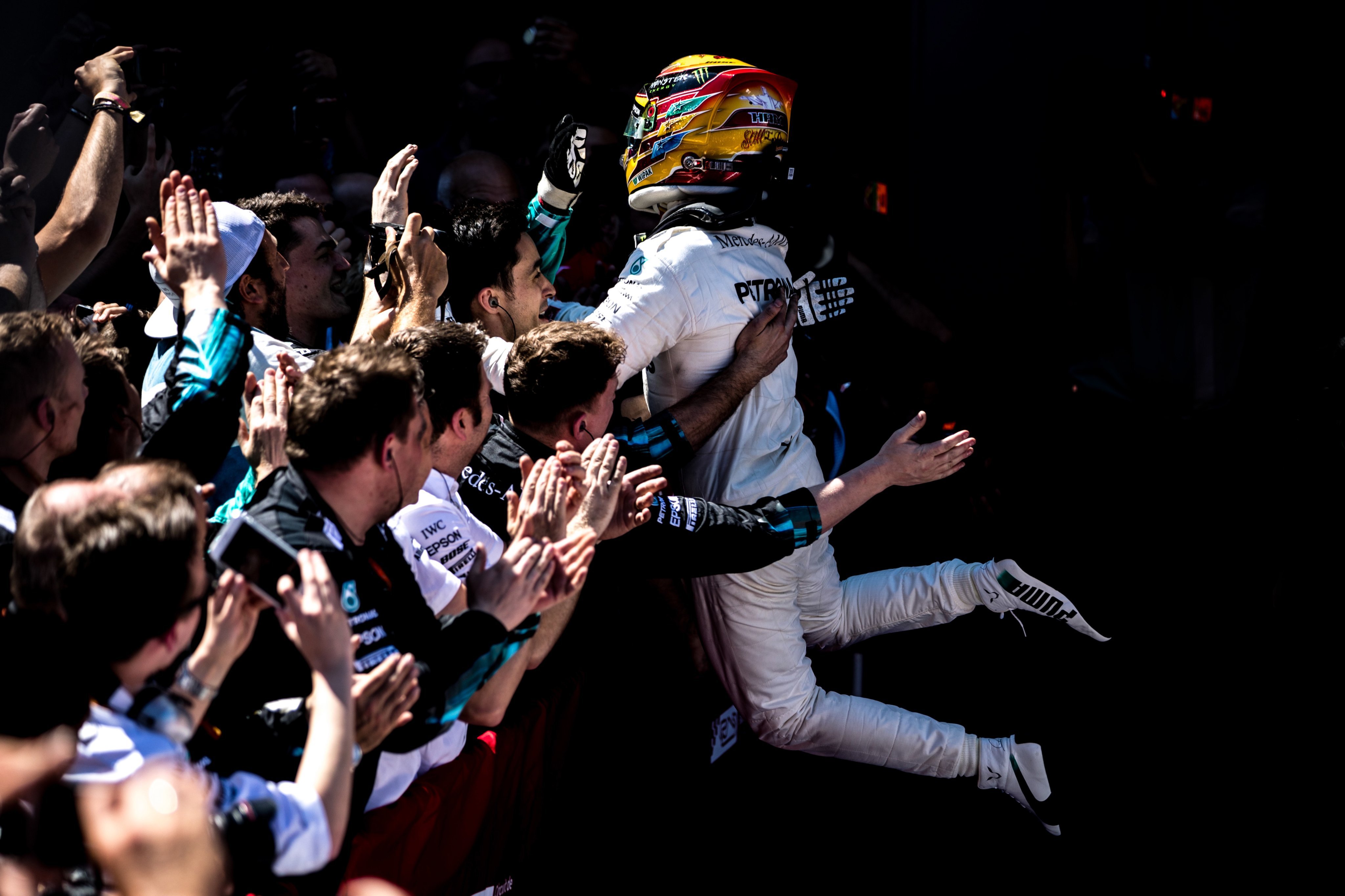阿斯顿马丁鏖战梅赛德斯，汉密尔顿点燃赛场
