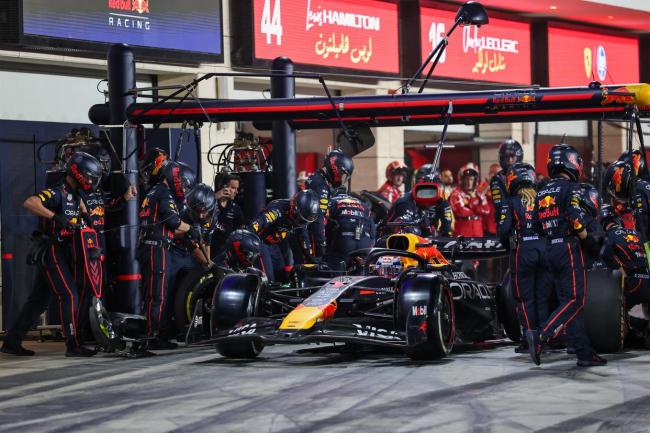 梅赛德斯碾压红牛车队，维斯塔潘带队取胜