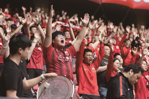 精彩绝伦的比赛，球迷们尽情欢呼