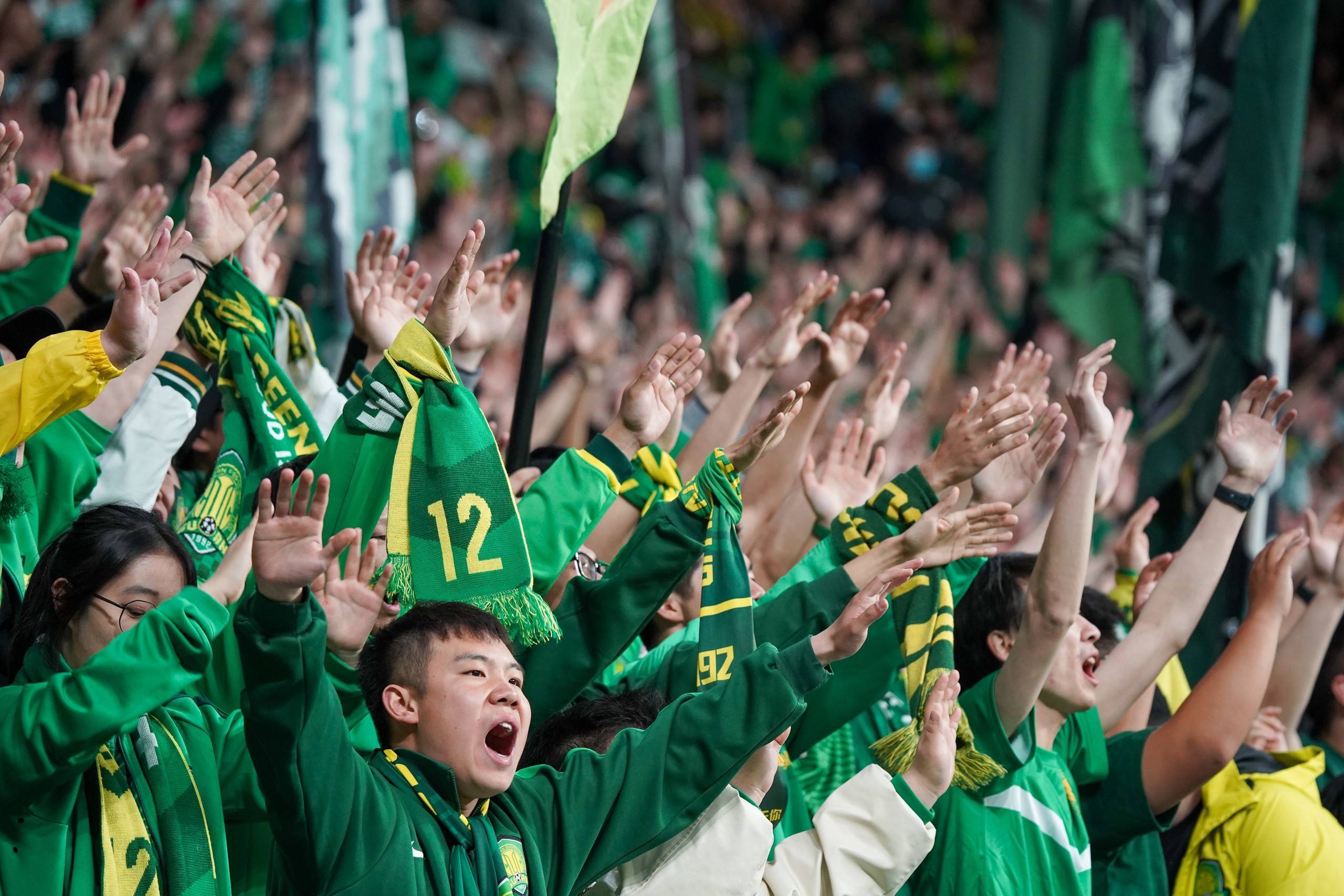 精彩绝伦的比赛，球迷们尽情欢呼