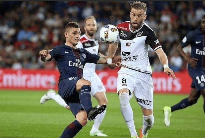 法甲比赛关键之战，球队争夺胜利手足悬挂