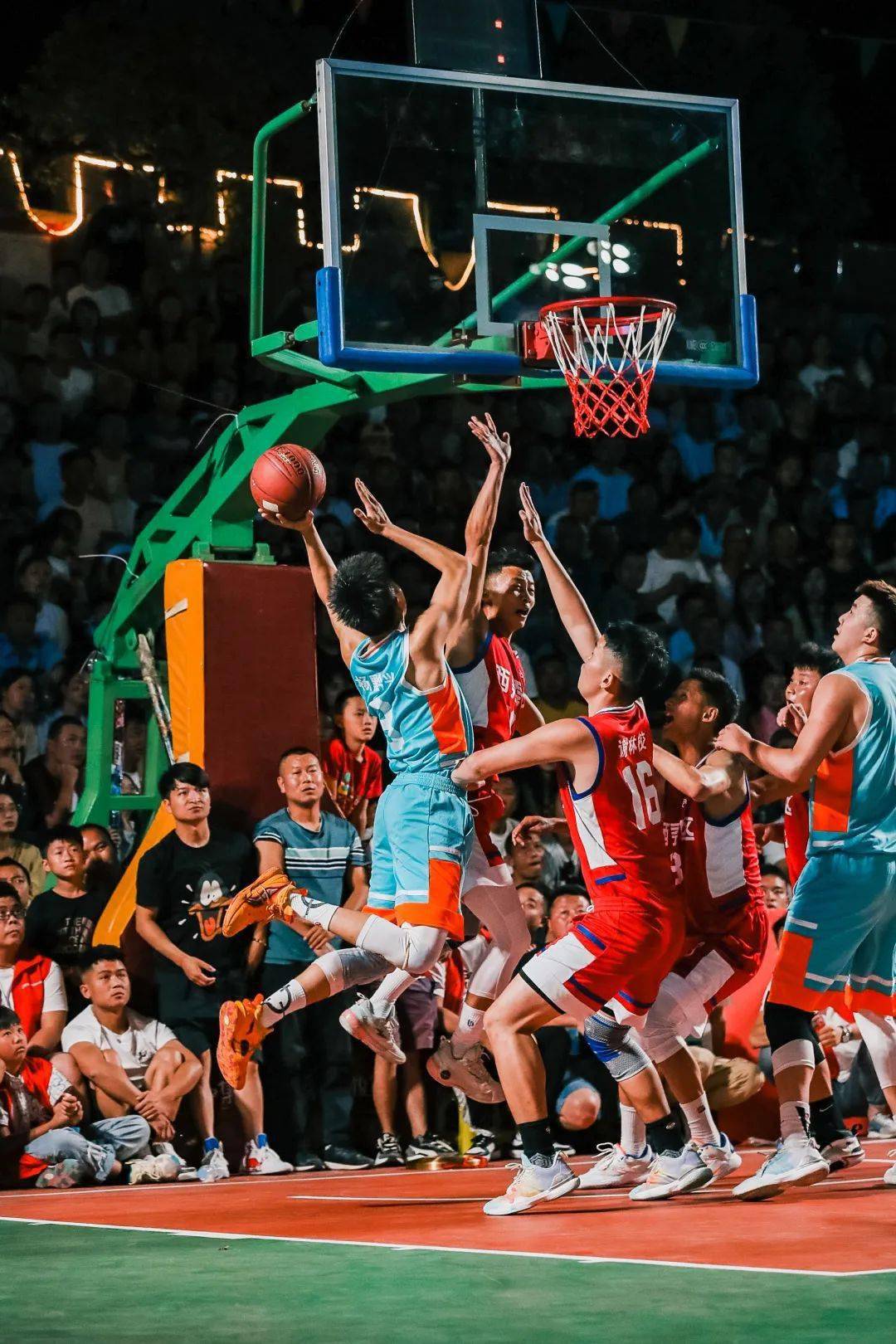 球赛竞争激烈,观众欣赏场面赞叹不已 球赛竞争激烈,观众欣赏场面赞叹不已