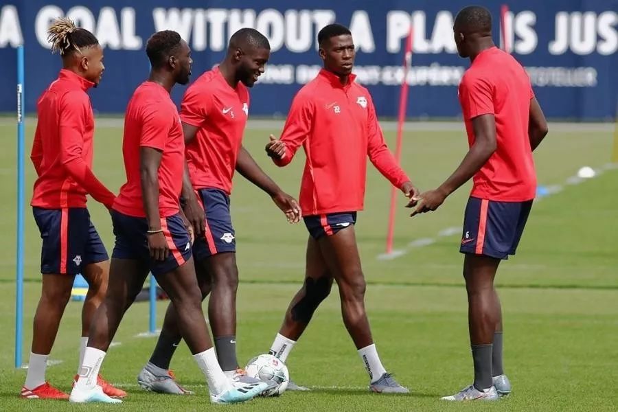 马来西亚队险胜法国队,黄鸭组合惊艳四座 马来西亚队险胜法国队,黄鸭组合惊艳四座