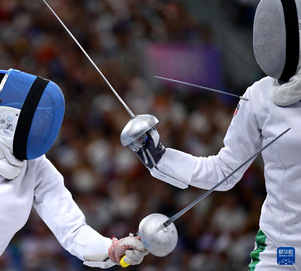 意大利击剑选手拼尽全力,勇夺冠军 意大利击剑选手拼尽全力,勇夺冠军