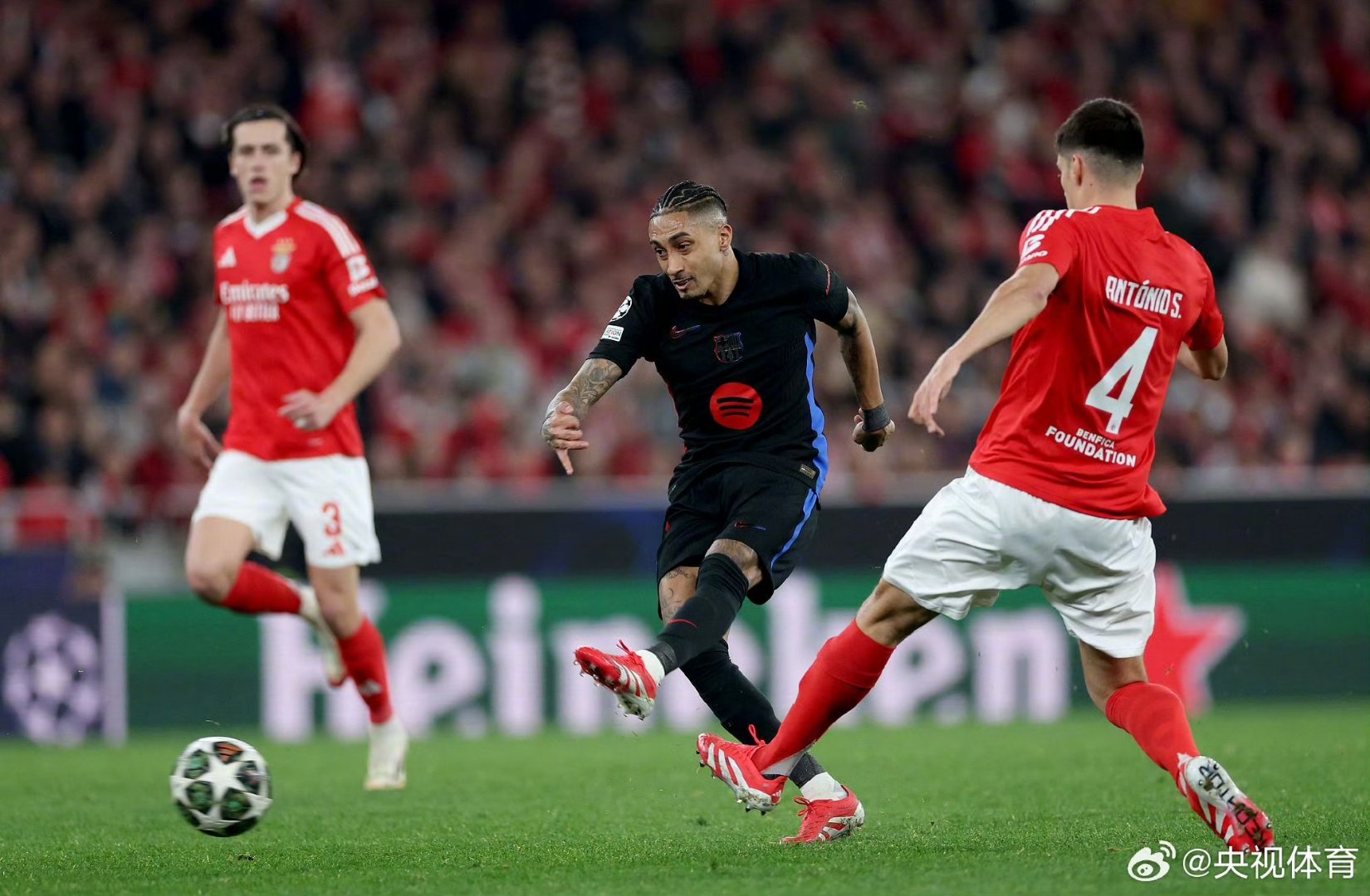 巴萨进攻火力全开,势不可挡 巴萨进攻火力全开,势不可挡