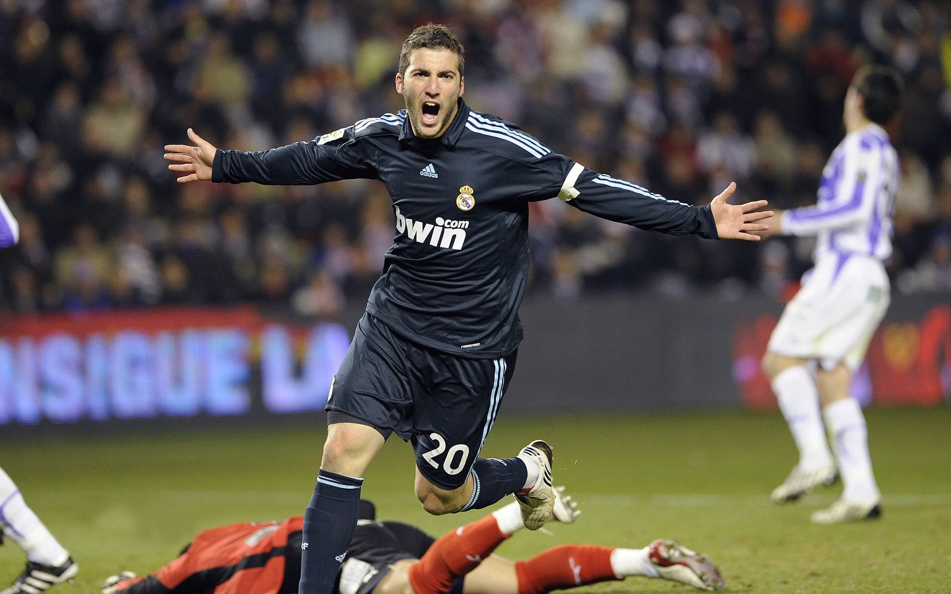 熊猫体育官网入口-德甲争冠战焦点战，奇才强势晋级，黄蜂蛰伏待机